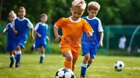 格林快速切入篮下，轻松越过唐斯得分